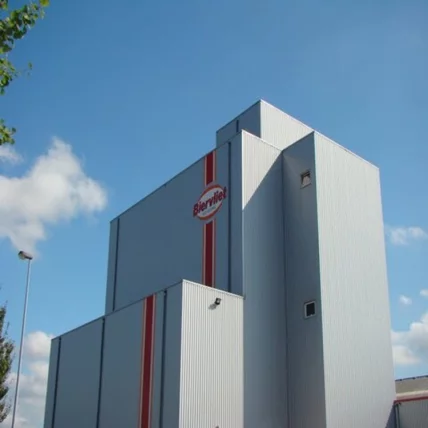 Foto van fabriek van voeders Biervliet